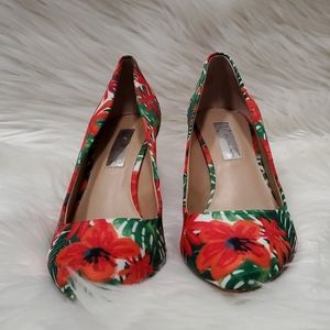 INC floral Pumps
